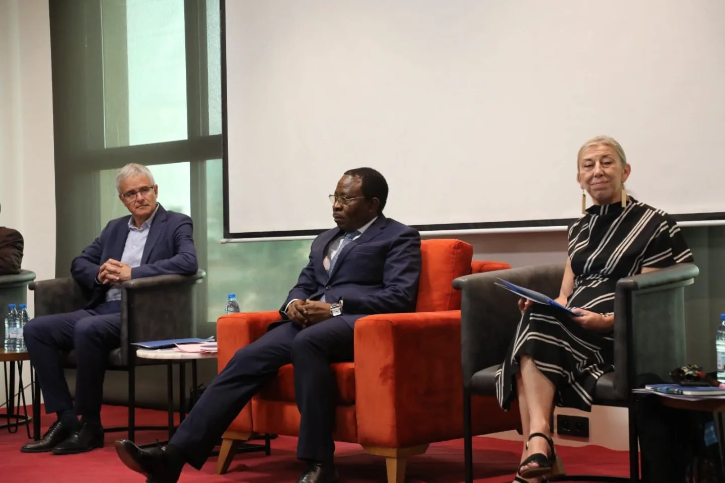 Cameroun : le Ministre Gaston Eloundou Essomba Ouvre la Voie à un Accès Universel à l'Eau 