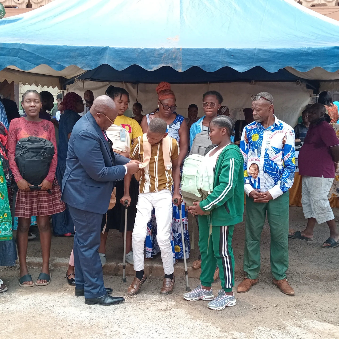 MFOUNDI 2 : LA 14ᵉ SOUS-SECTION C RDPC OFFRE PLUS DE 1 000 KITS SCOLAIRES ET BOURSES D'ÉTUDES AUX JEUNES