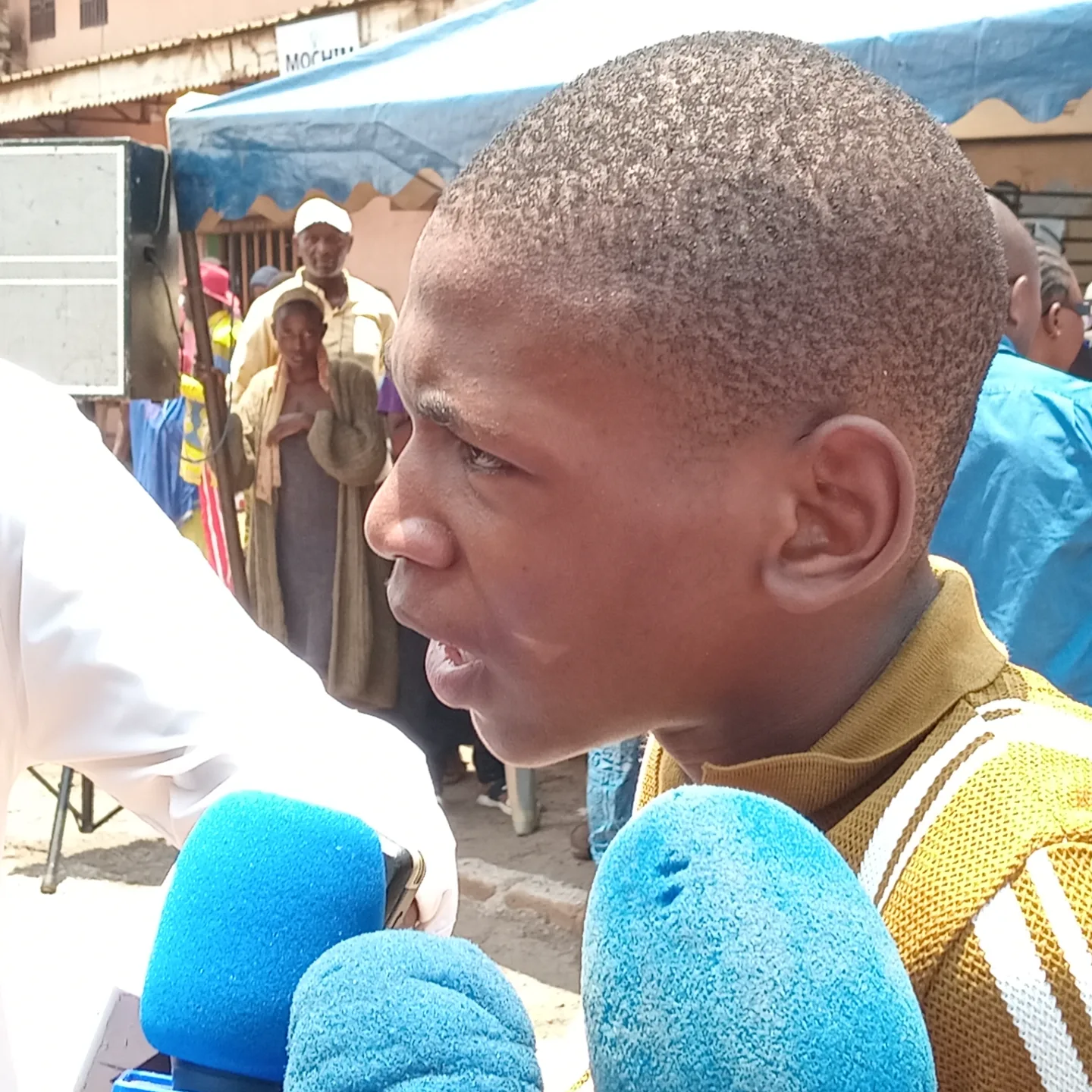 MFOUNDI 2 : LA 14ᵉ SOUS-SECTION C RDPC OFFRE PLUS DE 1 000 KITS SCOLAIRES ET BOURSES D'ÉTUDES AUX JEUNES
