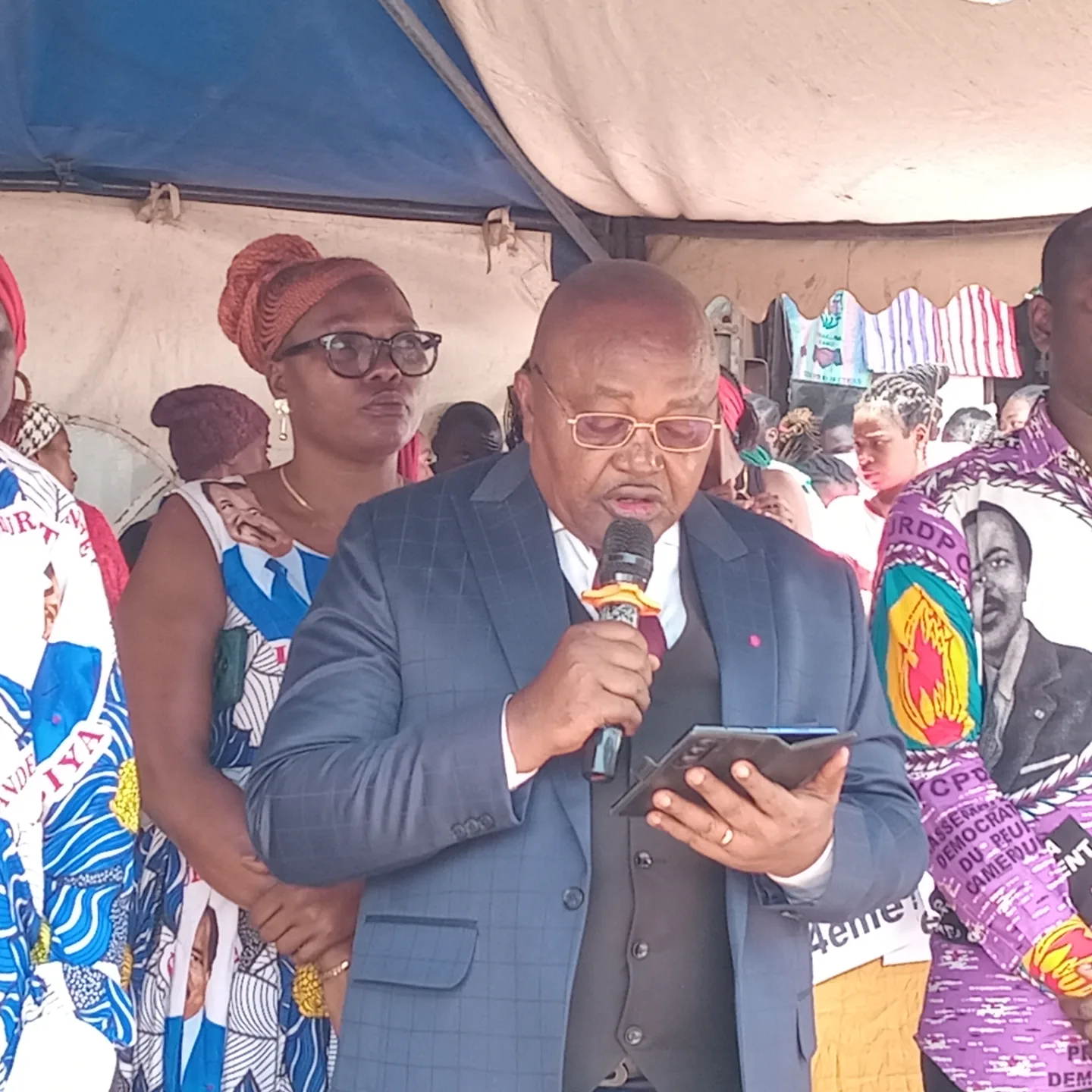 MFOUNDI 2 : LA 14ᵉ SOUS-SECTION C RDPC OFFRE PLUS DE 1 000 KITS SCOLAIRES ET BOURSES D'ÉTUDES AUX JEUNES