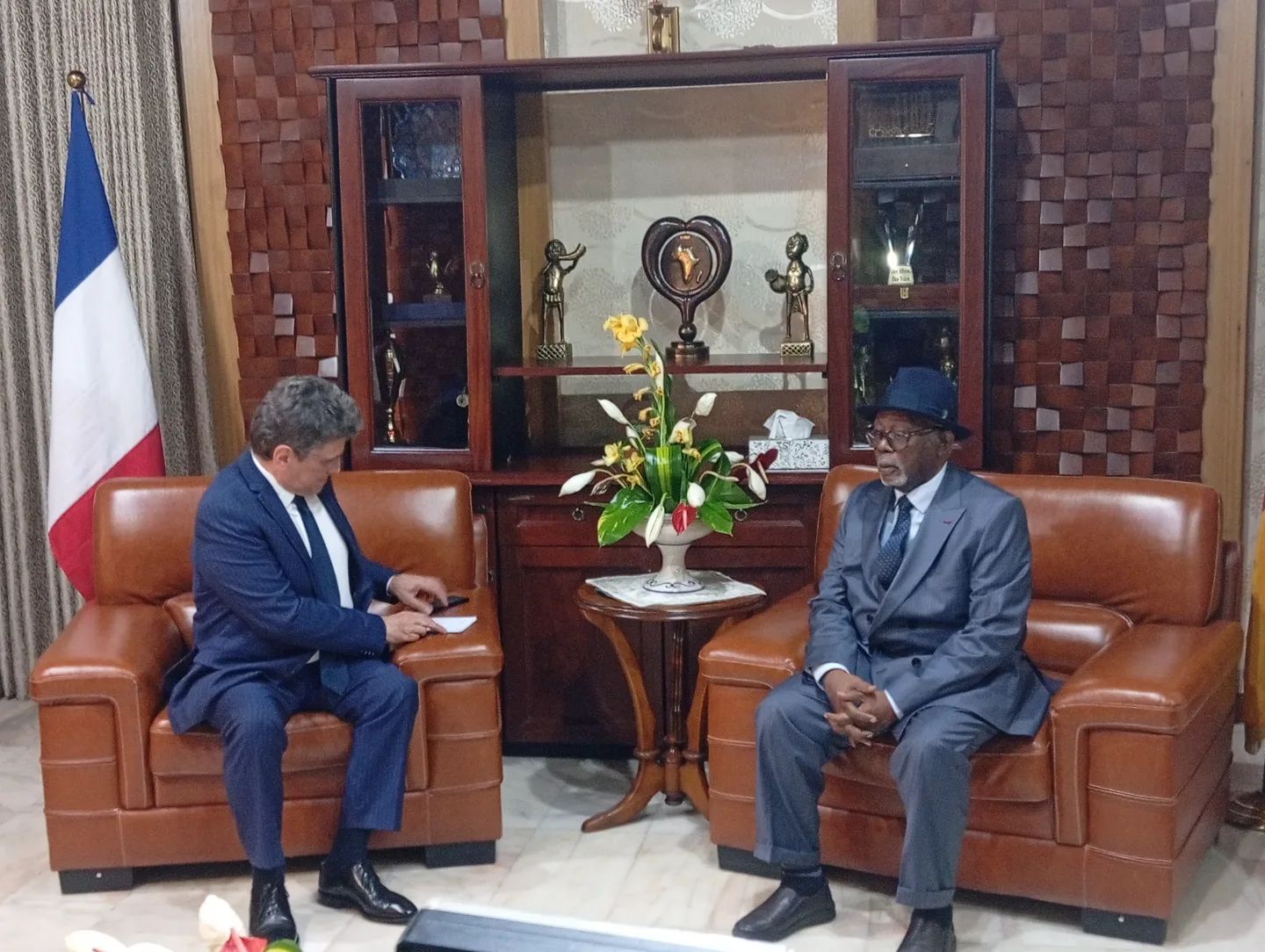 Lejeune Mbella Mbella et Sylvain Riquier réaffirment la convergence de vues entre Yaoundé et Paris